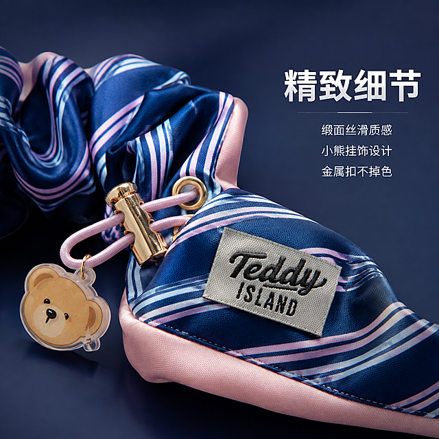 [主图-4] 发圈细节特写展示
[氛围风格] 高级质感 精致细节 缎面光泽
[画质] 微距商业摄影质感 细节清晰 材质真实 光影精致
[元素] 藏蓝粉条纹款泰迪爱兰大肠发圈局部特写，聚焦在小熊挂饰、金色金属扣和Teddy ISLAND布标区域。缎面面料的丝滑纹理清晰可见，条纹边缘整齐，包边做工精细。小熊挂饰的亚克力质感和金色金属件的光泽都清晰呈现。背景为柔和的深蓝色渐变，衬托发圈的精致细节。保持发圈外观（物理结构、材质质感、颜色、条纹图案、小熊挂饰、布标、金属扣）与输入产品图一致，杜绝任何变形和色差，精细化处理每一处细节。
[光影] 精准布光，侧光突出缎面纹理和金属光泽，柔光箱补光减少硬阴影，细节处有精致的高光表现，整体质感高级。
[配色] 主色藏蓝色 辅助色粉色 强调色金色
[视角构图] 45度微距特写，小熊挂饰和布标位于画面视觉中心，景深较浅，焦点清晰落在细节处，背景柔和虚化。
[文字版式] 右侧竖排区域（横排文字）上方"精致细节"大号白色粗体字，中间分三行小字："缎面丝滑质感""小熊挂饰设计""金属扣不掉色"，小号白色字。文字放在右侧负空间，不遮挡产品主体。
[输出要求] 1:1比例 文字清晰可辨 超高清商业摄影质感
[负向提示词] 变形 文字错乱 产品图模糊 背景杂乱 水印 电商平台Logo