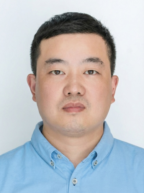 将图片制作成标准2寸证件照，背景为白色，人物居中预览效果