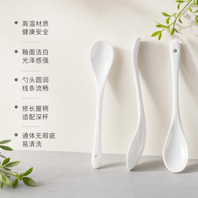 [主图-2] 核心亮点展示，突出陶瓷小勺多优势。
[氛围风格] 日式北欧简约风格，精致干净生活氛围
[画质] 商业摄影质感、光线柔和通透、产品清晰真实、画面干净高级。
[元素] 三把不同角度的洁白陶瓷预览效果
