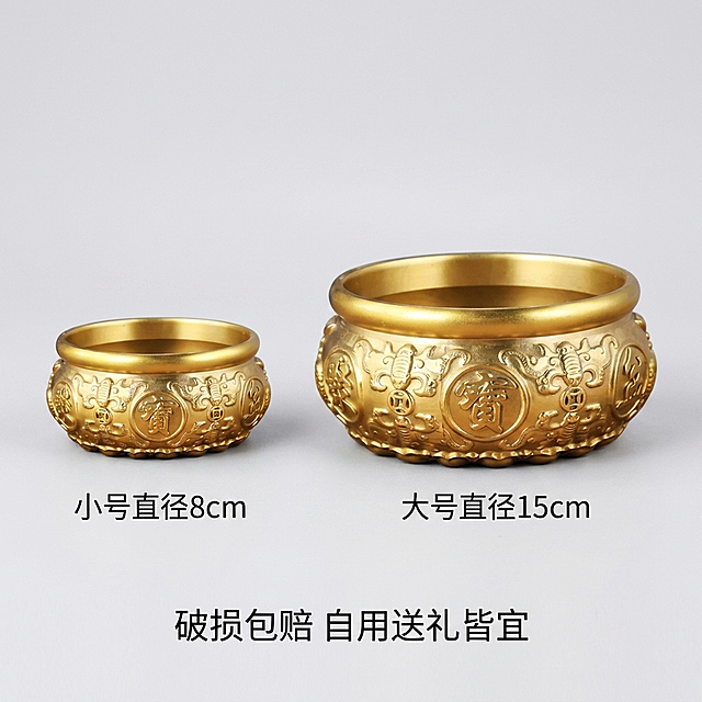 [主图 5] 选购服务信息图，纯铜聚宝盆多种规格展示。
[氛围风格] 清晰直观，实用选购参考。
[画质] 商业摄影质感，清晰干净，信息准确。
[元素] 画面左右分别展示小号和大号两款不同尺寸的纯铜聚宝盆，保持每个聚宝盆原有的金色和造型完全一致，背景为干净浅灰色，两款产品大小对比清晰，直观展示尺寸差异。
[光影] 均匀布光，产品细节清晰，无明显硬阴影。
[配色] 浅灰背景搭配金色产品，简洁干净。
[视角构图] 左右对称排列，两个产品都完整展示，大小对比明确。
[文字版式] 每个产品下方标注对应尺寸「小号直径XXcm」「大号直径XXcm」，底部排列服务信息「破损包赔 自用送礼皆宜」，文字清晰排版整齐，不遮挡产品。
[比例分辨率] 1:1比例，2K分辨率，超高清。
[负向提示词] 变形，模糊，文字错乱，背景杂乱。