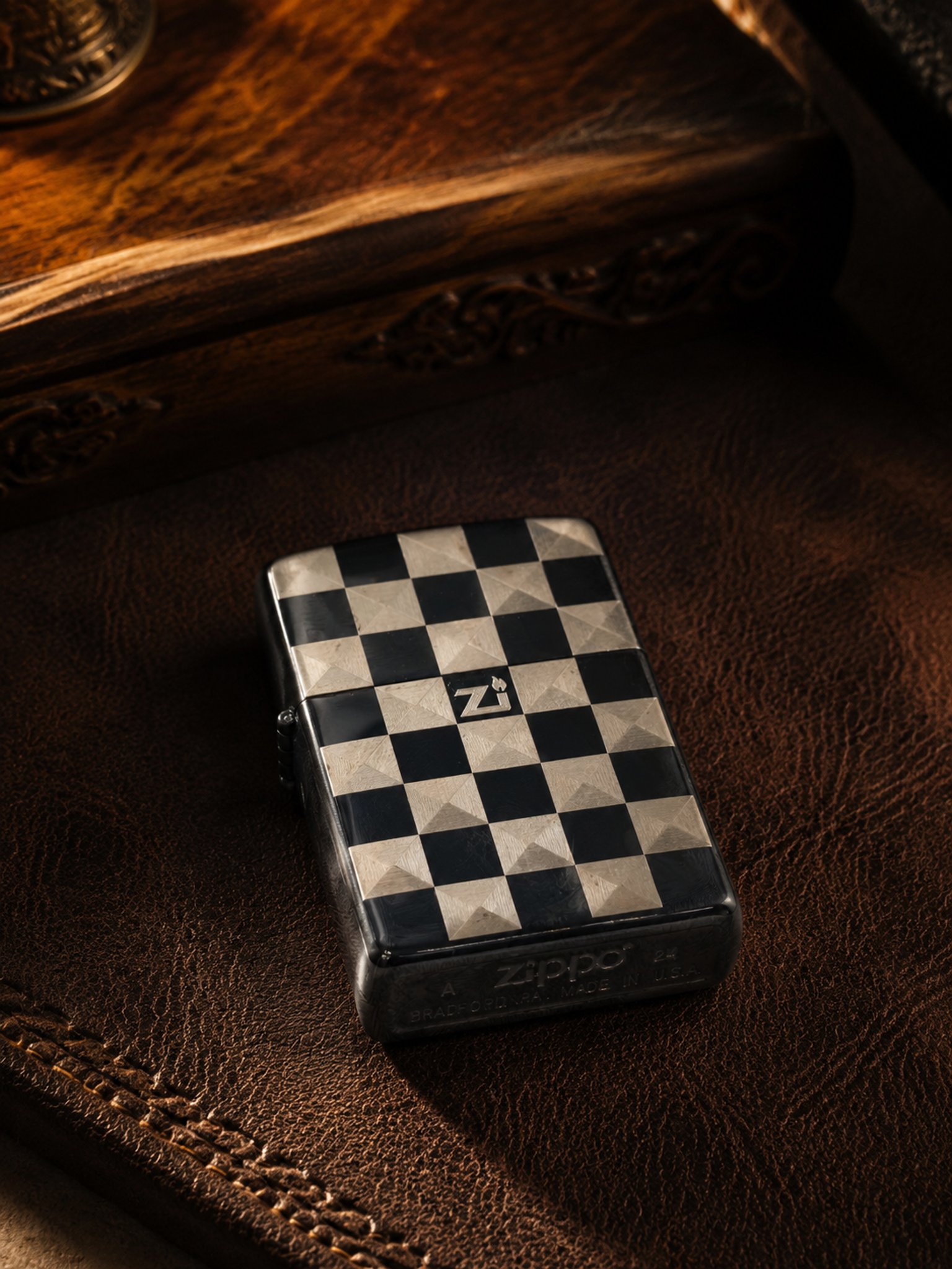 电商主图，商业静物摄影，以棋盘格金属打火机为主体，完整保留黑银… - 图片创意预览
