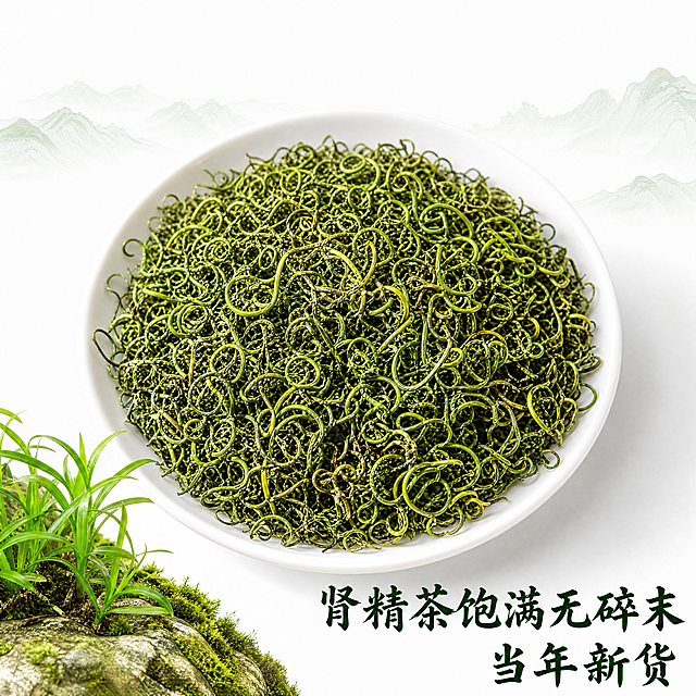 [单张主图] 干肾精茶细节展示电商主图，中药材干货实拍主图。
[画面主体] 干净圆形白盘盛放干肾精茶，绿色紧实干肾精茶颗颗清晰可见，部分叶片带有双排孢子，卷曲干肾精茶纹理清晰，零星黄褐色孢子点缀，细节纹理突出，干茶干燥蓬松质感真实。近景左侧绿色线稿风格石砬子清苔上，生长着新鲜翠绿的肾精草，形态自然鲜活。保持干肾精茶外形与输入参考图一致，杜绝变形和色差。
[构图版式] 采用原生成分型版式，干肾精茶圆盘占据画面中心主体，占比约60%，近景新鲜肾精草点缀左下角，远景淡绿色水墨山脉延伸在背景，留白充足，主次分明。
[场景元素] 纯白背景搭配远景淡绿色水墨山脉，近景左侧石砬子青苔，整体清新自然，突出天然道地属性。微距特写拍摄，细节清晰。
[文案版式] 右下角主文案：肾精茶饱满无碎末
当年新货，深绿色粗体大字，排版简洁，不遮挡干茶主体，文字清晰可读。
[光影质感] 自然侧光拍摄，侧光凸显干花干燥蓬松质感，纹理清晰，质感通透，高清写实中药材干货摄影，8K超高清。
[配色字体] 主色调白色，辅助色绿色，深绿色文案文字对比清晰，字体使用粗体国风书法，风格统一。
[比例分辨率] 1:1比例，分辨率4K，文字清晰可辨。
[负向提示词] 变形，水印，文字错乱，主体模糊，背景杂乱，碎末过多，颜色失真，结构错误