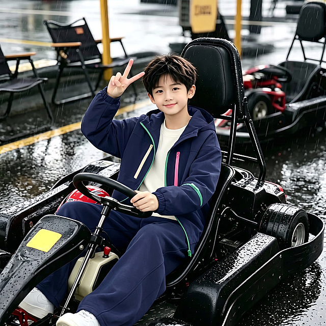 用图1的衣服裤子组成的套装替换图的2的人物的身上穿的衣服裤子，保留原场景光影，保持图2的人物五官和发型不变，图片宽高尺寸不变，背景不变，模特姿势不变，背景不变。保持图1的衣服裤子组成的套装的款式细节和颜色不变