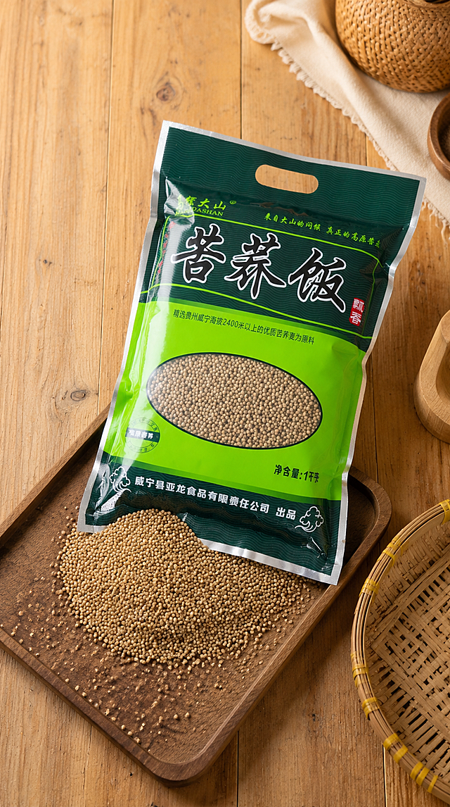 电商食品详情页产品实物展示，750px宽竖版，商业产品摄影，袋装威宁苦荞饭，农产品简易包装袋，袋子为深绿色和亮绿色配色，袋子敞开，倒出苦荞饭颗粒在木质托盘上，周围搭配竹编小物件，质朴农家风格，室内柔和自然光，产品细节清晰，画面干净，无水印无文字无logo，8K写实。产品包装袋主体占画面约65%，正面展示，袋身结构、颜色、比例与参考图一致，画面左侧或上方留白用于标题文字，45度俯视角，木质桌面背景。