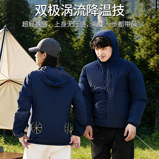 产品精修，锁定原图背景与场景，不去底不换背景，保持原背景光影、透视、景深、色调和元素位置，仅修复背景瑕疵，专业商业自然光，轮廓光，体积光，曝光正确，强烈真实立体感，接地处保留干净浅淡的自然接触阴影，严禁大片投影、脏灰阴影和悬浮感，主体居中，商品完整入画不裁切，多品或套装整体算一组，商品外轮廓视觉体量约画面60%-80%，四边均匀留白约10%-20%，严禁满幅铺满与贴边顶满，极致超清画质，细节清晰锐利，商业级实拍质感，保留原图真实材质与结构细节，提升商品洁净度和商业新品感，清除旧痕、灰暗、脏斑和不均匀色块，智能平整皱褶、压痕、塌陷和鼓包，修复服装袖口、下摆、肩线、领口和侧边的锯齿、阶梯状边缘、抠图毛边和断边，边缘保持自然布料厚度、缝线走向和柔和纤维过渡，禁止硬切边或塑料感，基于原图材质做质感保真、细节清晰和光泽优化，将图中男女模特所穿的连帽风扇外套整体颜色更换为墨蓝色，颜色均匀自然，保留布料纹理和光影层次，锁定原图其他元素颜色不变，锁定原图商品轮廓、件数、部件位置、连接关系、标签文字和可见功能细节，只做精修不重绘结构，保留真实着装结构与人体关系，领口、袖口、门襟关系正确，锁定扣件、拉链等敏感细节的颜色、材质、形状、位置、数量和连接关系，多件一致，全部商品须入画，件数、配色SKU、材质光泽逐件对应原图，严禁丢件、合并、串色或互换颜色，布艺纺织质感自然，编织方向清晰，纤维层次丰富，柔软感真实，严格保持原图透视，严禁扶正，严禁镜像翻转，保持原图比例不变