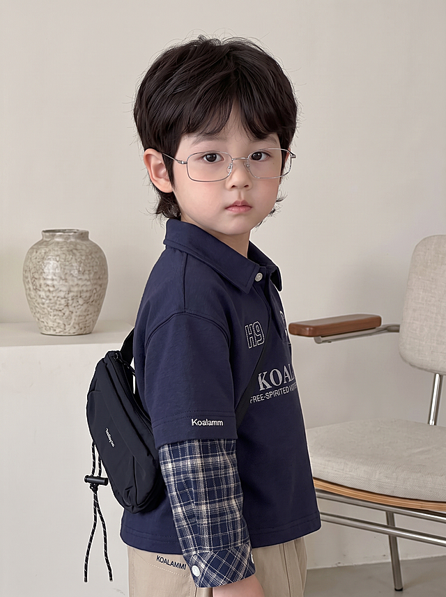 请保持参考图 3 中模特的面部五官、服装款式颜色材质图案logo细节完全一致，模特身高90cm比例正确，修正画面比例为标准3:4，采用合适的近景景别，展示服装上半身细节和模特面部，保持韩系时尚基地背景，保持其他整体风格和光影不变