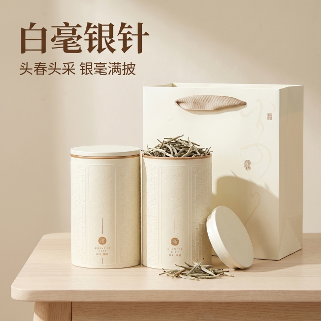[主图 1] 白毫银针茶叶礼盒装产品首图，米白茶叶罐配手提袋整体展示
[氛围风格] 高端中式茶礼清新自然风
[画质] 商业摄影质感、光线柔和通透、产品清晰真实、画面干净高级
[元素] 两个米白色圆柱形预览效果