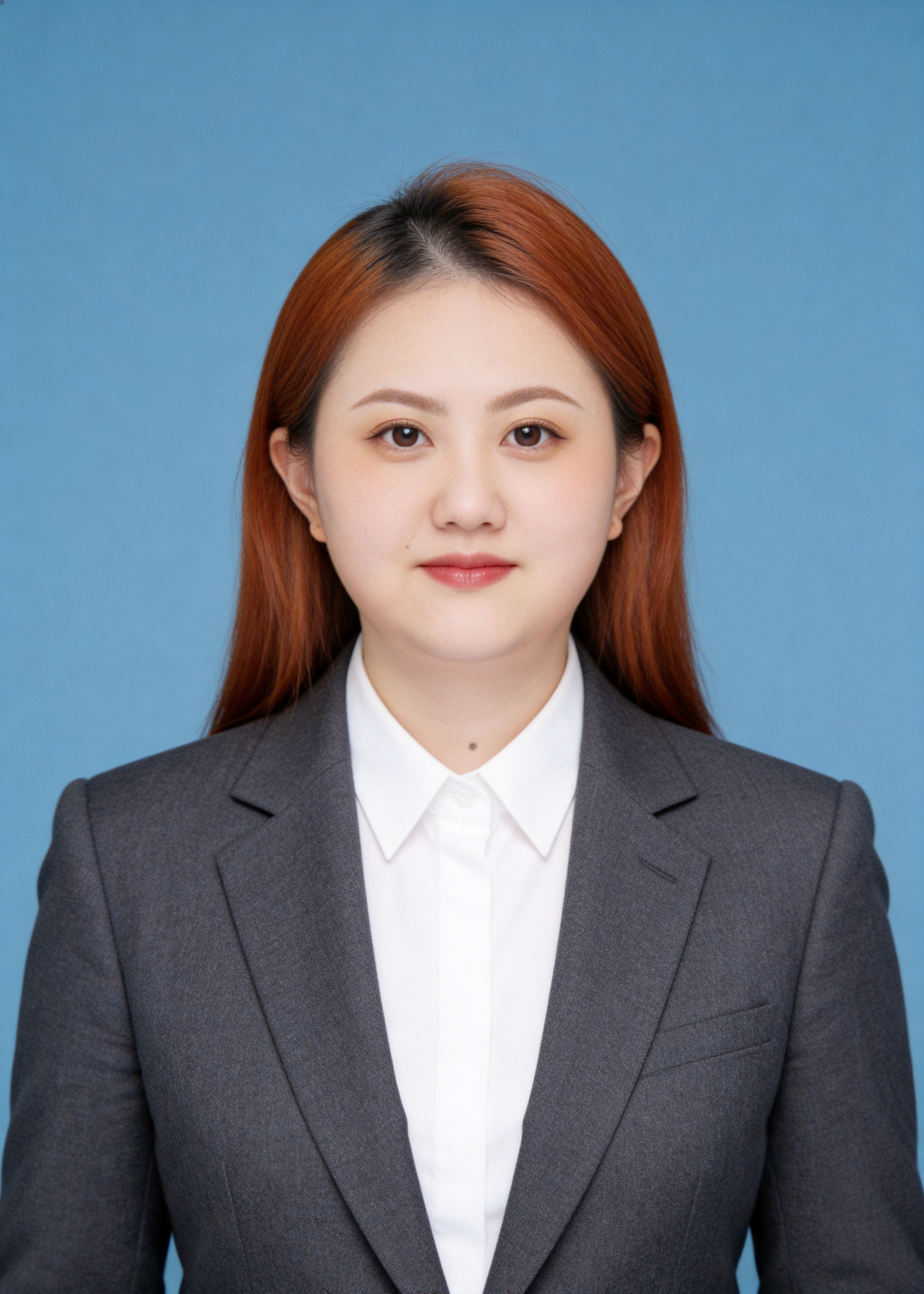 保留第一张图中人物发型、脸型、年龄特征生成标准样式纯正面证件照… - 图片创意预览