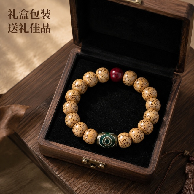 「图片1」，生成一套主图（10张），商品名称是星月手串，卖点是新月菩提朱砂天珠手链	
，男女通用，寓意吉祥如意，福气满满颗颗精选，适配拼多多平台，主图比例为1:1预览效果