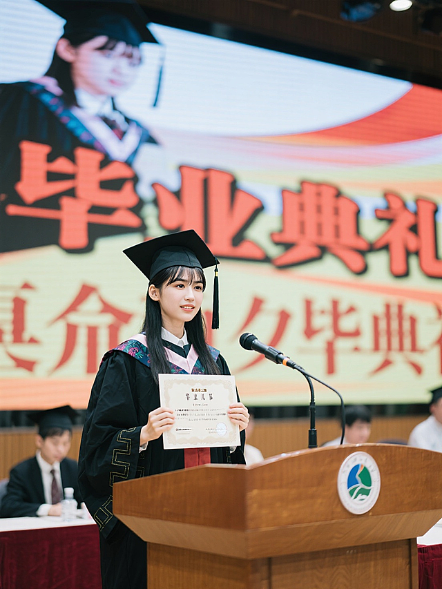 毕业典礼现场，学子手持证书，喜庆实景，清新氛围。
