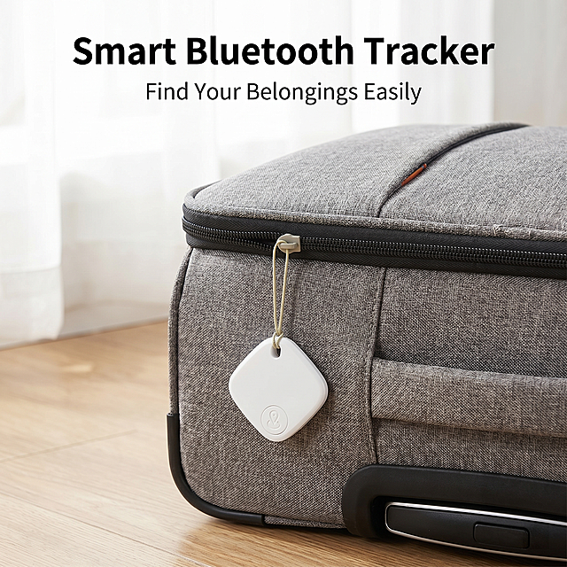 [Main Image 2] Smart anti-lost tag used on luggage bag, daily life scenario. The tag is hung on the zipper of a gray travel luggage, shows real usage. Keep product appearance exactly the same as the input images. Soft natural indoor light, clean bright environment, commercial photography, high clarity. Text at top: "Smart Bluetooth Tracker". Smaller text below: "Find Your Belongings Easily". All text in English, meets Brazilian Mercado Libre requirements, 1:1 ratio, 2K resolution. Negative prompt: distortion, watermark, text clutter, blurry product, messy background