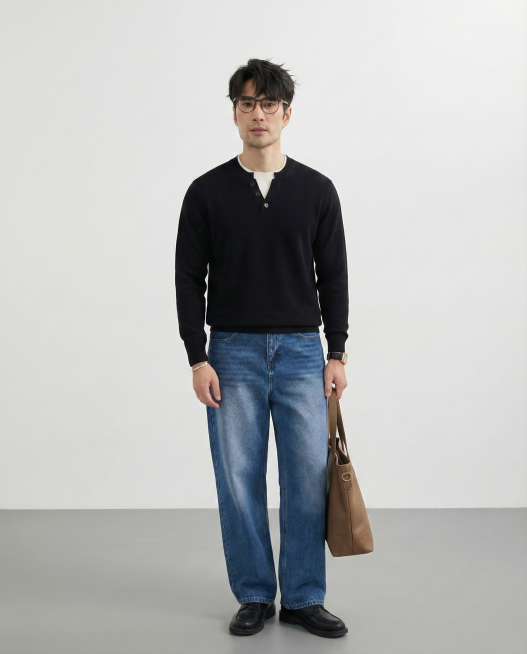 把白底图的衣服穿到模特身上，输出画面为4K高精度画面，光线自然柔和，地面替换为灰色，背景白色预览效果