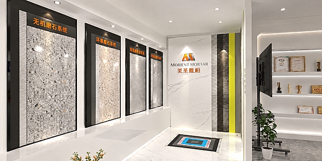 修改地坪展示区场景：将四个样板上方的文字标签修改为橙色字体，文字内容分别为第一个"无机磨石系统"、第二个"环氧磨石系统"、第三个"聚氨酯砂浆系统"、第四个"面层自流平系统"，保持标签的位置、背景样式和整体空间效果不变，真实3D渲染质感