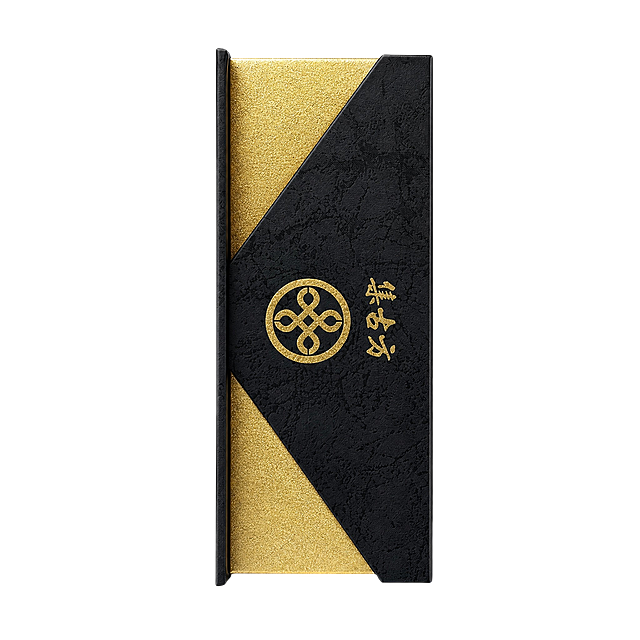 产品精修，产品置于纯白背景上，专业商业棚拍光，5500K标准中性白光，轮廓光，体积光，曝光正确，强烈真实立体感，提亮黑色/深色区域的结构层次，拉开明暗过渡，恢复部件边界、接缝、转折面和厚度关系，避免一片死黑但保持原图深色属性，净化杂乱倒影、脏反射、环境色污染和黑块反射，金属重建干净棚拍高光条带，接地处保留干净浅淡的自然接触阴影，严禁大片投影、脏灰阴影和悬浮感，主体居中，商品完整入画不裁切，商品外轮廓视觉体量约画面60%-80%，四边均匀留白约10%-20%，严禁满幅铺满与贴边顶满，极致超清画质，细节清晰锐利，商业级实拍质感，保留原图真实材质与结构细节，明显提升商品表面洁净度，清理灰尘、污渍、指纹、油污、胶痕，修复划痕、磨损、使用旧痕，翻新为干净商业新品感，修复边缘毛糙、锯齿、断边和抠图感，边缘自然清晰过渡，基于原图材质恢复纹理、颗粒、折射、高光和工艺细节，避免糊成塑料感，锁定原图商品颜色，颜色以输入图为唯一参考，还原真实物理色彩，消除灰暗感和偏色，锁定原图商品轮廓、件数、部件位置、连接关系、标签文字和可见功能细节，只做精修不重绘结构，外盒侧面、金色砂面、黑色斜纹、烫金Logo、文字与Logo零改写，禁止改变盒型、标签排版或包装上的任何文字内容，盒身黑色区域：哑光/半哑光纸质盒质感，柔和漫反射，低高光，表面细腻，金色区域：金属肌理质感，保留细腻金粉砂面观感，严格保持原图透视，严禁扶正，严禁镜像翻转，禁止畸变，比例1:1