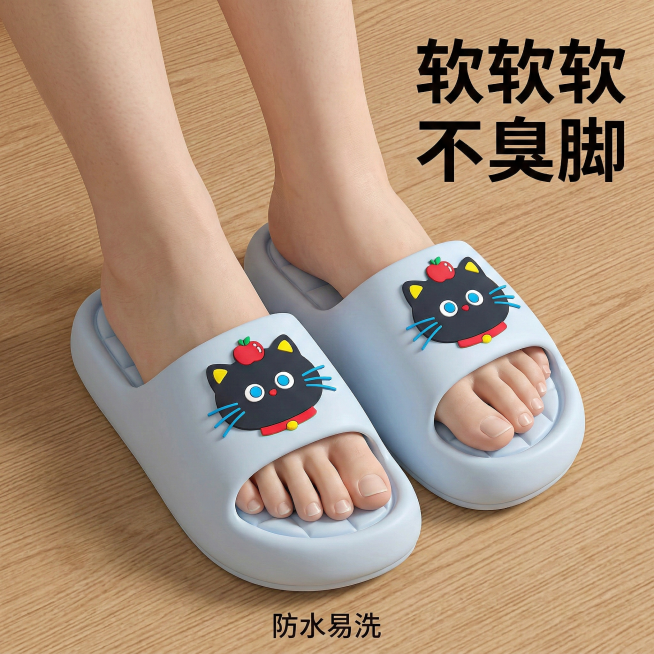 严格锁定图中这款带黑猫苹果装饰的浅蓝色拖鞋的外观、款式、颜色，不跑偏、不变形，生成1080×1080的抖音商品卡主图：浅肤色女生脚部模特上脚，浅棕木色背景，45度固定俯拍，高清写实，鞋面无反光无色差，预览效果