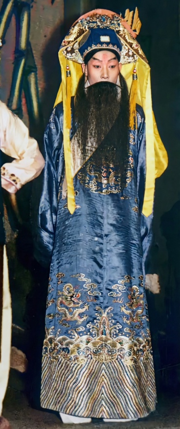 请修复老照片，尽量还原衣服帽子等造型的细节预览效果