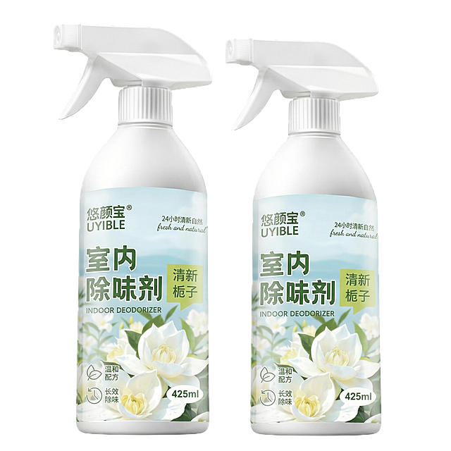 产品精修，将图中的两瓶喷雾产品置于纯净的纯白背景上。保持正视图、平视视角，3D渲染效果，精准还原产品原本的颜色与包装材质，突出玻璃的通透、塑料的哑光质感。清除所有指纹、灰尘与瑕疵，让产品看起来崭新，增强瓶身光影立体感，提升整体质感和高级感，瓶身标签和文字保持清晰锐利。光线柔和均匀，突出产品精致感，符合电商主图标准。