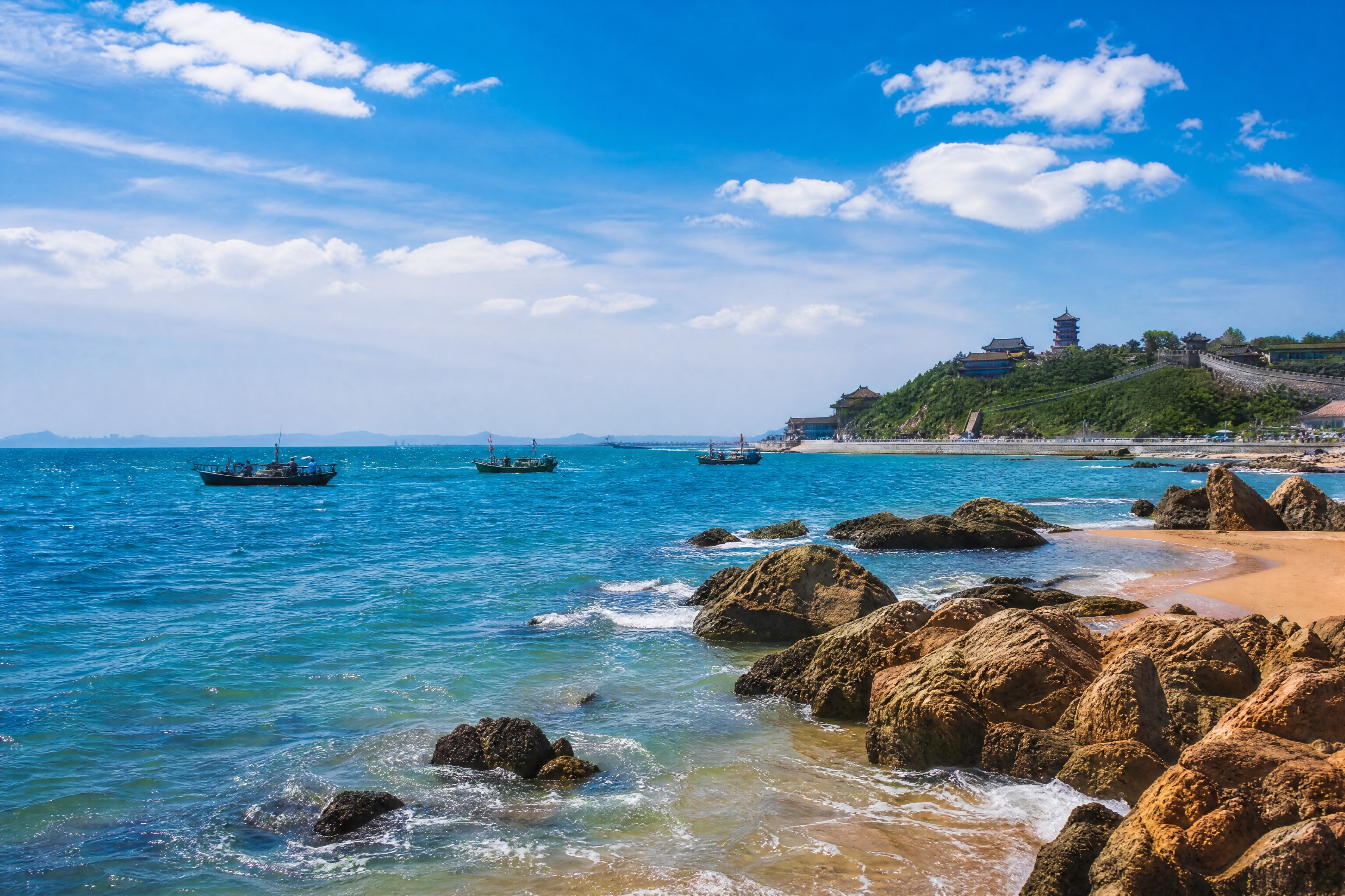 蓬莱海边的壮丽风景，湛蓝的海水拍打着岸边的礁石，远处隐约可见蓬… - 图片创意预览