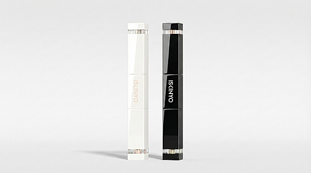 保持图1主体不变，保持图1产品不变，优化图1光影细节，产品材质注塑过光油，反射，突出玻璃透明度和塑料外壳反光。商业产品摄影，材质表现，光影层次，高级，高端质感。