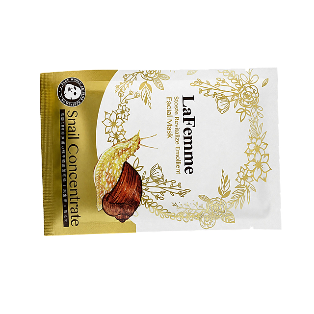 产品精修，蜗牛面膜独立铝箔袋置于纯白背景上，专业商业棚拍光，5500K标准中性白光，柔和均匀布光，轮廓光，体积光，曝光正确，真实立体感，光线柔和，接地处保留干净浅淡的自然接触阴影，主体居中，商品完整入画不裁切，商品外轮廓视觉体量约画面60%-80%，四边均匀留白，极致超清画质，细节清晰锐利，商业级实拍质感，3D渲染还原色泽，提升质感，清晰文字，提升商品表面洁净度，清理灰尘、污渍、指纹、油污，修复划痕、磨损和使用旧痕，翻新为干净商业新品感，基于原图材质恢复纹理、颗粒、高光和工艺细节，避免糊成塑料感，严格锁定原图商品颜色，白色袋身保持原图米白暖白倾向，严禁提白漂白冷白化，锁定原图商品轮廓、部件位置、文字图案和可见细节，只做精修不重绘结构，不改变产品的角度和细节，禁止更改包装上的文字，禁止畸变，铝箔袋结构与正面蜗牛主视觉与原图一致，袋面所有文字、图案、标识零改写，禁止改变袋型或排版，铝箔袋金色区域金属质感，柔和高光反射；白色区域哑光纸质感，柔和漫反射，低高光，严格保持原图透视，严禁扶正，严禁镜像翻转，比例1:1