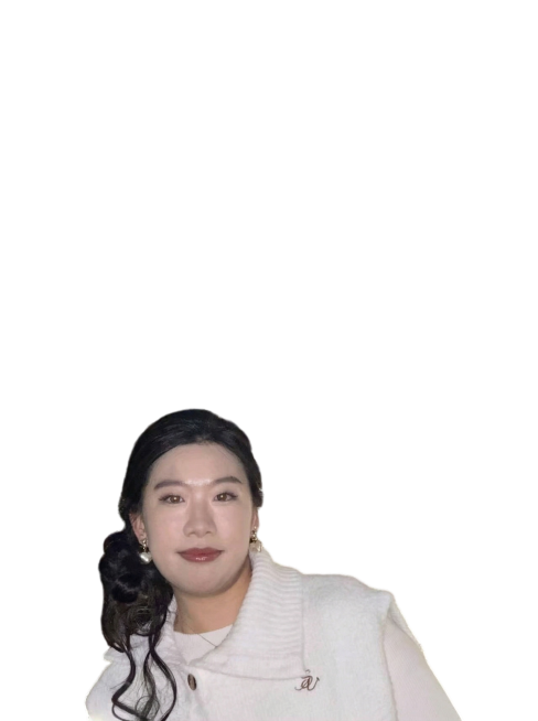 把白色衣服这张图优化一下，一定要保持五官不变，眼睛正常，背景变成第二张的构图和景色预览效果