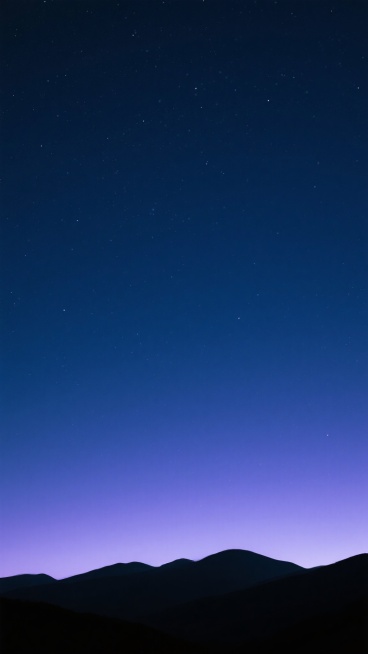 夜晚背景，深邃的夜空布满闪烁的星星，呈现出从深蓝到靛蓝的渐变色调，地平线处有一抹柔和的蓝紫色光晕，下方是起伏的黑色剪影山脉轮廓，整体画面静谧悠远，具有极简主义风格和细腻的光影过渡效果，营造出宁静而神秘的夜空氛围。预览效果
