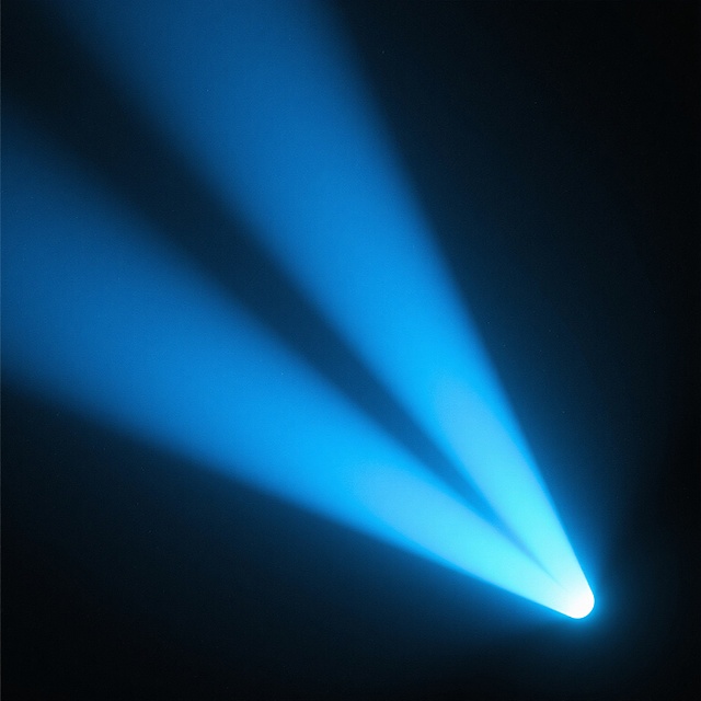 深色背景上，从右下角一点光源射出三道明亮的蓝色光束，光束呈现自然的放射状渐变，由光源点向外逐渐变宽并柔和消散，光线边缘有轻微的光晕效果，整体营造出神秘而科技感的氛围，画面简洁，光影对比鲜明，蓝色光效纯净通透，具有数字艺术的平滑质感和光效设计感。