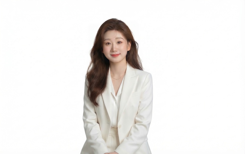 对整张图进行专业级修图：提升画面干净度与通透感，优化肤色均匀性与光影层次，增强西装质感与背景纯净度，严格保持人物面部妆容、表情、发型及姿态不变预览效果