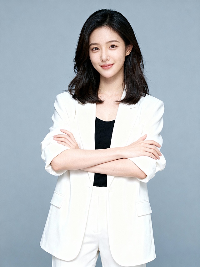 知性白色西装双手抱胸女士形象照