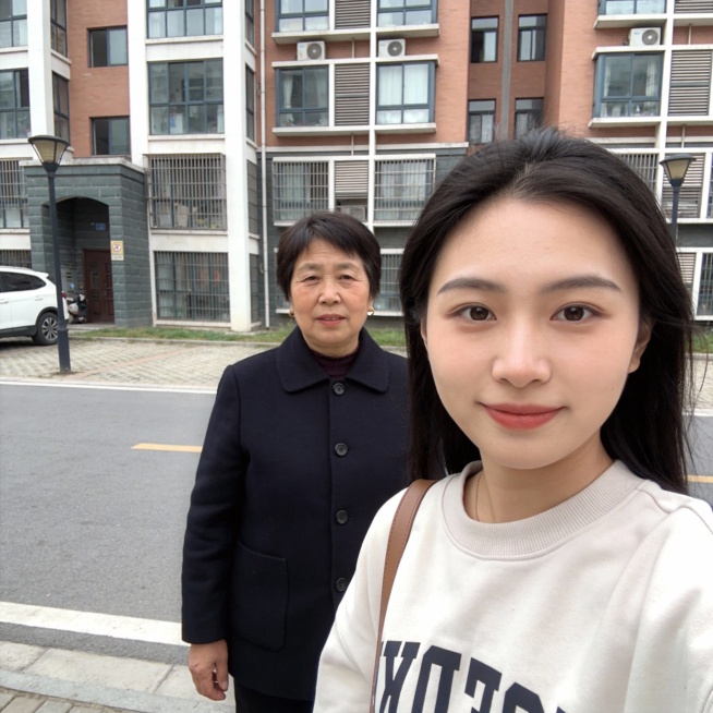日常生活快照，非特定构图与打光，随手一拍的感觉，真实场景，一对中国母女，50岁的母亲和25岁的女儿，不同风格的母女，逼真，现实感，真人感，母女合影。生成20张预览效果