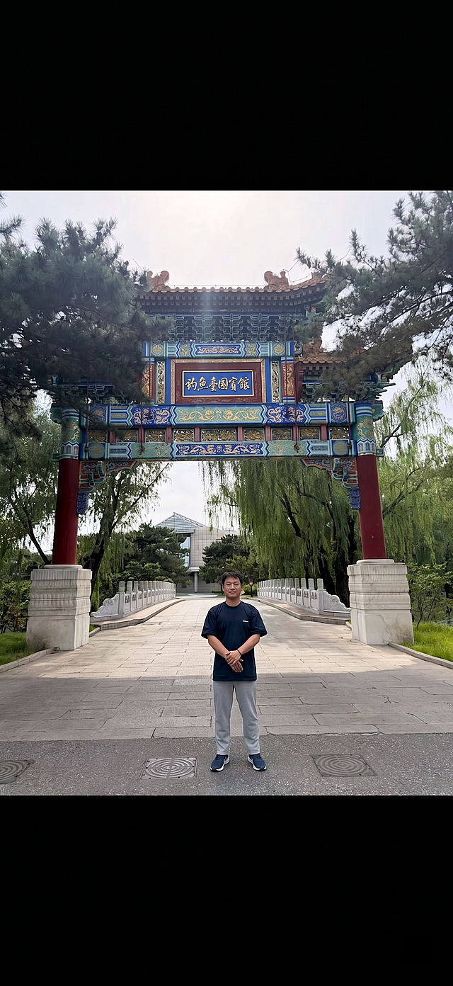 修改图片，修正人物裤子的形状，将弯曲的裤腿修正为笔直，裁掉图片下方多余出来的裤腿部分，让整体自然协调，保留原图片的背景和人物其余部分不变