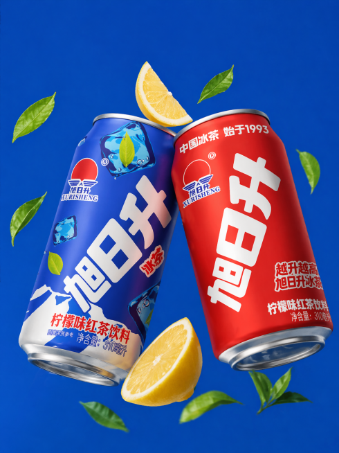 将图1的蓝色旭日升易拉罐和图2的红色旭日升易拉罐摆成立体干杯姿势，参考图3的构图风格，添加新鲜柠檬块和绿茶叶作为装饰陪衬，纯蓝色纯色背景，背景没有文字，画面中没有水珠，生成高清晰度的大图预览效果