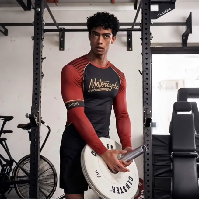 男性在健身房里专注举哑铃，动作流畅自然，肌肉线条明显，真实光影，高清画质，健身氛围浓厚，模特身上衣服和画面背景保持不变预览效果