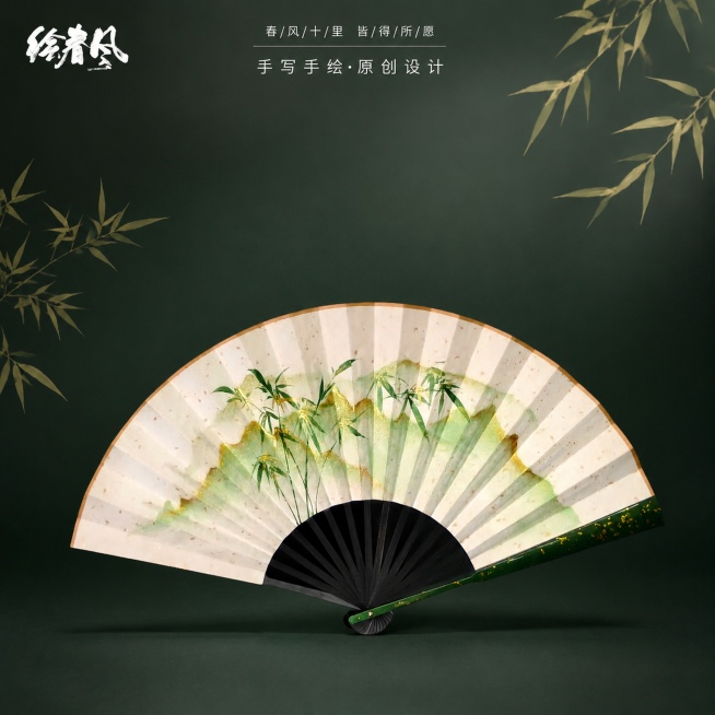 产品精修，保持扇子本身、品牌文字、图案和产品角度完全不变，将背景修改为深邃墨绿色渐变，添加稀疏浅色淡金色竹叶装饰元素，竹叶颜色淡雅不突兀，不遮挡扇子主体，增加雅致氛围感，专业商业棚拍光, 5500K标预览效果