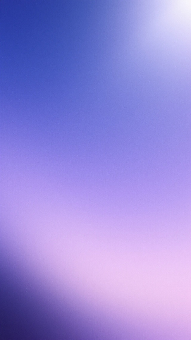 一张色彩柔和的纯色渐变背景图，整体呈现优雅的蓝紫色调渐变，从左上角的深邃靛蓝平滑过渡到右下角的温柔薰衣草紫，中间夹杂着细腻的粉紫色晕染，光影效果柔和，右上角有明亮的光源照射，形成自然的高光区域，左下角则呈现出较暗的阴影，整体风格偏向梦幻、宁静、治愈，色彩过渡自然流畅，无明显硬边，给人一种柔和舒适的视觉感受。