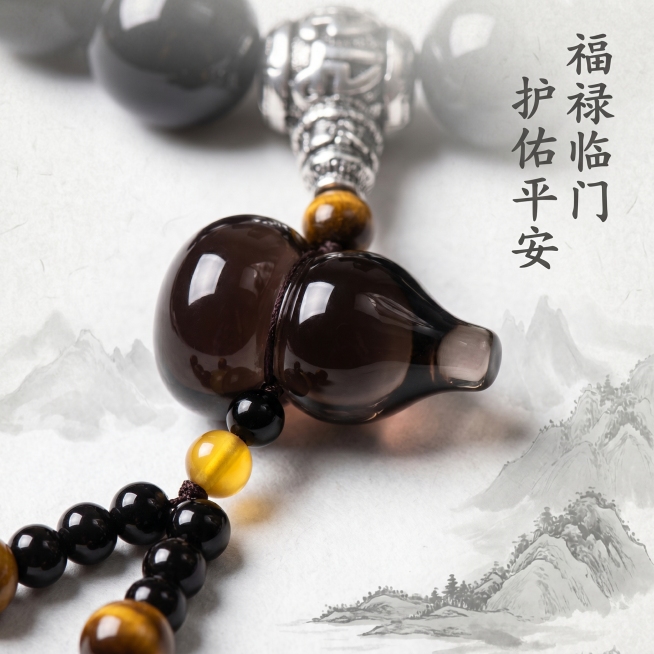 [主图-3] 冰种黑曜石葫芦吊坠细节展示，国风构图。
[氛围风格] 国风雅致，禅意氛围
[画质] 商业摄影微距特写，细节清晰通透，质感高级
[元素] 聚焦下方黑曜石葫芦吊坠，展示葫芦圆润造型和通透冰润预览效果