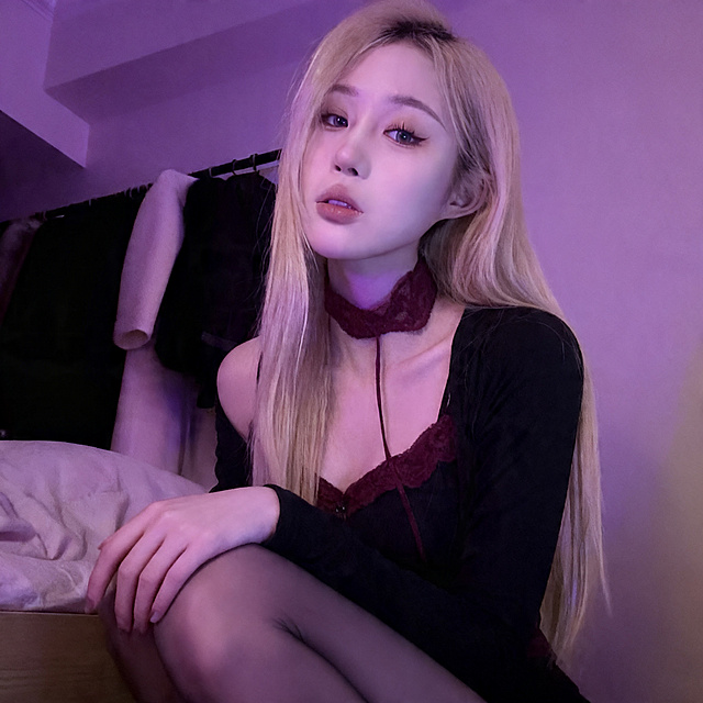 参考图片屈膝坐姿势，手轻搭在膝盖，室内暖紫色氛围，去掉高跟鞋元素，生成一张全新不同人物的正方形头像，差异化更大，和上一张生成的人物也不同，衣服必须不同，保持浅金色长直发，高清晰，内容合规