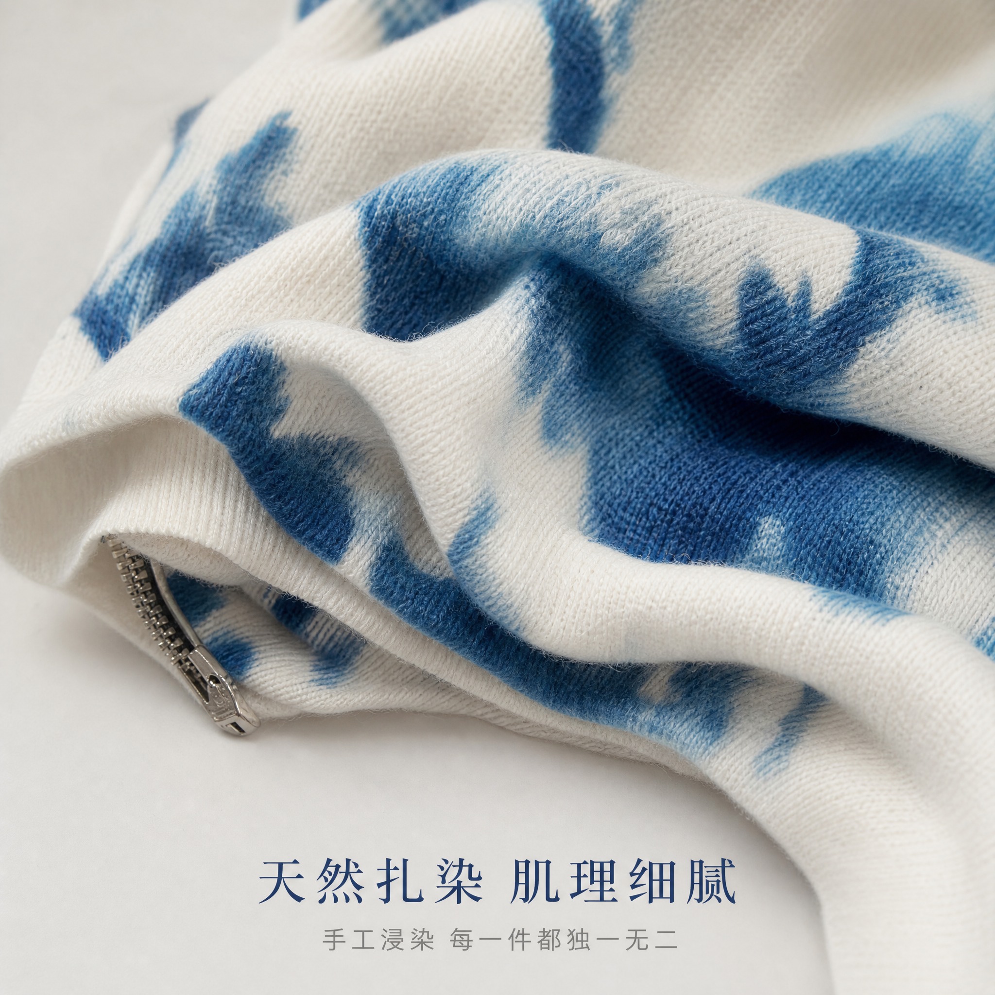 [主图-2] 展示蓝白扎染短款针织上衣的面料肌理与扎染细节特写… - 图片创意预览