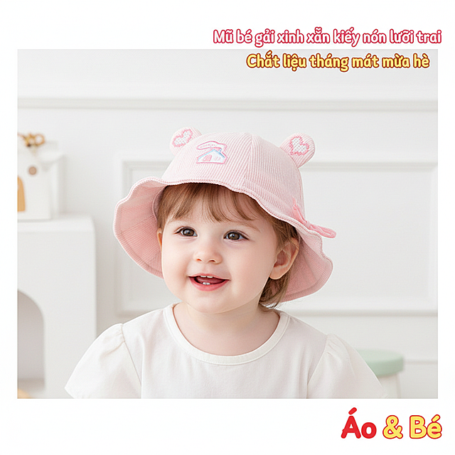 生成800x800像素1:1比例的婴儿粉色条纹渔夫帽主图（适配越南Shopee平台）：
1. 主体还原：完整呈现原图粉色条纹帽身+爱心耳朵装饰+房屋刺绣贴布+侧边蝴蝶结设计，真实模特穿戴展示，多角度
2. 卖点标签：右上角添加2个越南语标签（如“Mũ bé gái xinh xắn kiểu nón lưỡi trai”“Chất liệu thoáng mát mùa hè”），字体萌系风格且不遮挡帽身细节；
3. 视觉优化：采用明亮柔光突出条纹面料的透气质感，强化爱心耳朵、房屋贴布的可爱设计感，契合东南亚母婴类清新甜美元素审美；
4. 平台规范：右下角添加红黄字体'Áo & Bé' 水印，无额外冗余元素，符合Shopee主图简洁吸睛的要求。