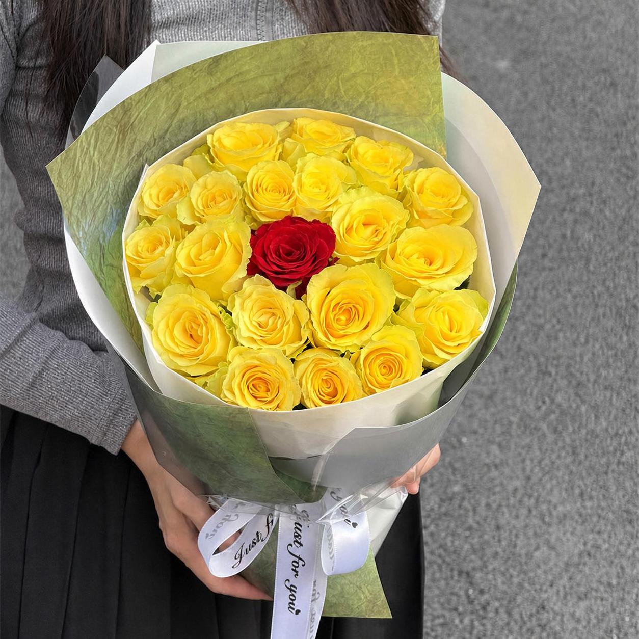 移除花束中央的小人玩偶，移除后用周围的黄色玫瑰花自然填补该位置… - 图片创意预览