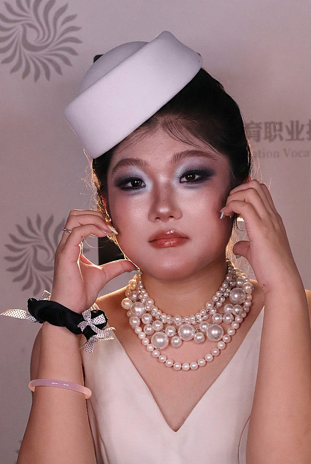 衣服上蓝色的部分去掉，只保留外面白色的衣服，其他部分不要改变
