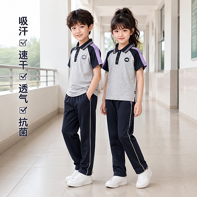 [主图-3] 小学生夏季短袖套装45度侧身展示，两个模特都穿本套短袖长裤，保持原有服装颜色款式不变，男生插兜女生自然摆臂姿势，阳光大方开朗，背景为南方中小学校园教学楼走廊，全身展示，商品主体占比约70%，商业摄影质感、光线柔和通透、产品清晰真实、画面干净高级，保持短袖浅麻灰拼藏青色浅紫领口设计、藏青色侧边白线条长裤，保证产品外观、物理结构、材质颜色与原图一致，杜绝变形和色差。[光影] 室内柔和自然光，光影均匀，突出版型。[配色] 服装主色灰藏，浅走廊背景干净。[视角构图] 侧身45度平视，全身完整展示，景深适中。[文字版式] 左侧竖排卖点吸汗速干透气抗菌，排版自然不遮挡主体。[输出要求] 1:1比例，文字清晰可辨，超高清商业摄影质感。[负向提示词] 变形，文字错乱，产品图模糊，背景杂乱，水印，电商平台Logo