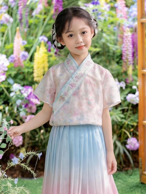 【主体保护指令】请保持参考图 1 中的【同一模特、同一服装、同一场景花海木窗背景】一致，包括面部五官、服装细节、背景色调、光影，不做改动。仅姿势、镜头景别、朝向按1组差异化生成。画面整体为电商模特展示预览效果