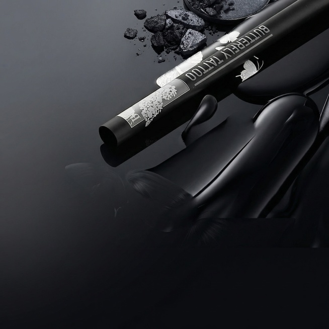 保持黑色美妆管产品外观和细节完全不变，仅替换背景为精致暗黑系美妆展示场景，深灰渐变背景搭配轮廓光，整体风格酷感高级，适合电商主图，突出产品质感，严格锁定宽高比为1:1预览效果