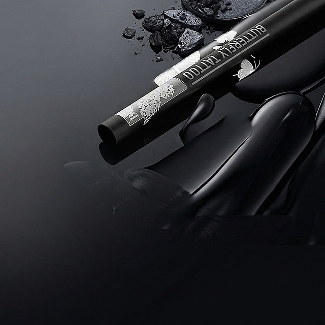 保持黑色美妆管产品外观和细节完全不变，仅替换背景为精致暗黑系美妆展示场景，深灰渐变背景搭配轮廓光，整体风格酷感高级，适合电商主图，突出产品质感，严格锁定宽高比为1:1