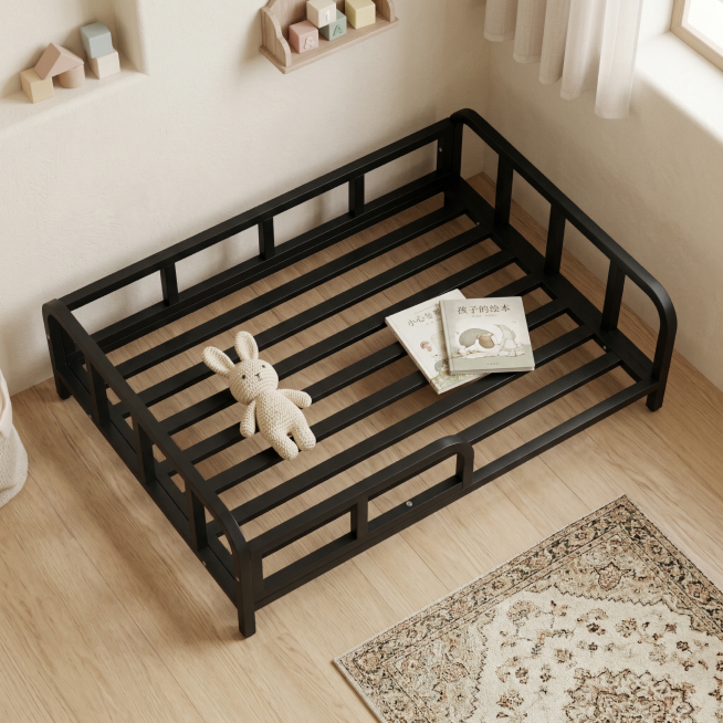 基于参考图生成商品场景图，保持黑色狗床的主体物理结构不变，不改变产品形状，只更换颜色为黑色，放置在原木风儿童房地面，突出产品主体，温馨小清新风格，柔和漫射光，低饱和度色调，加入小玩偶和绘本点缀，治愈氛预览效果