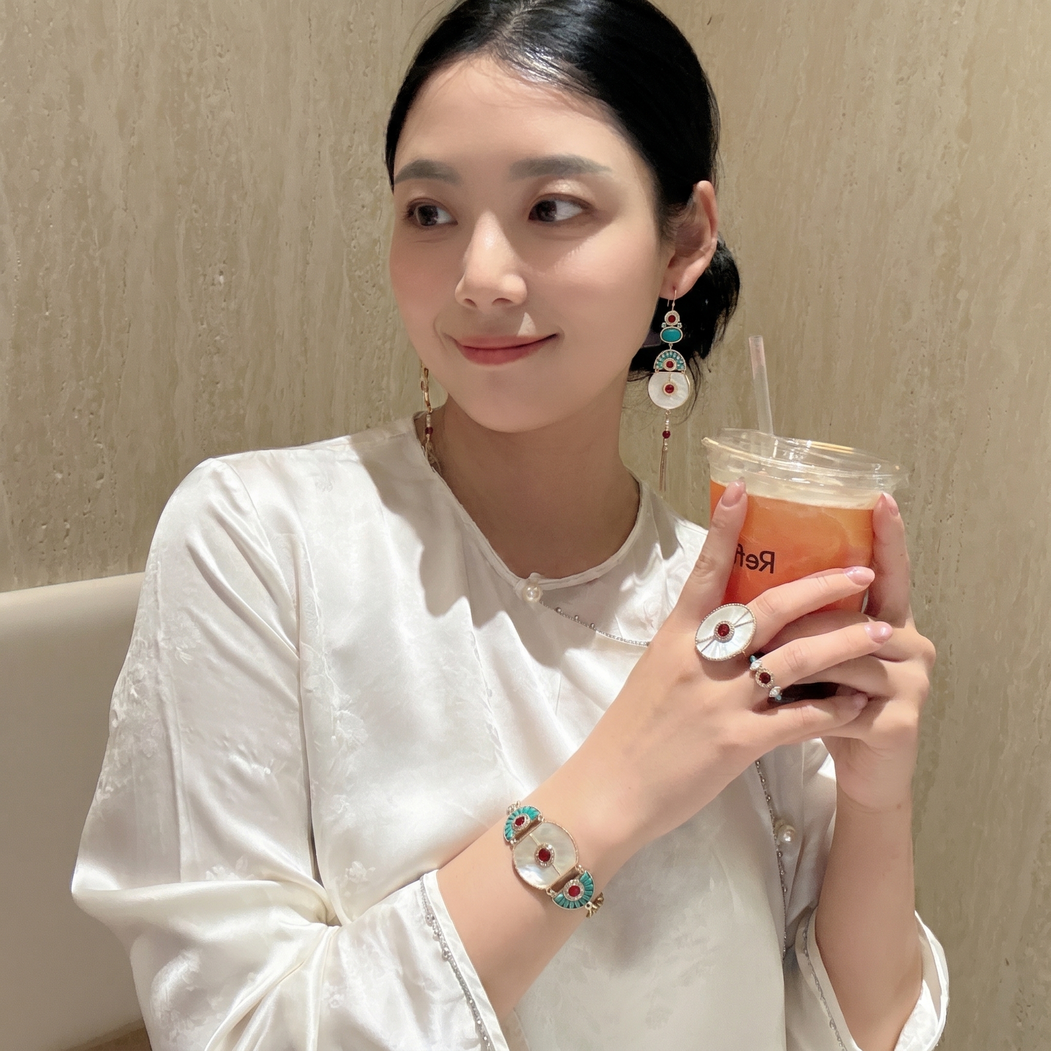 去除图一人物脖子上的绿松石项链和手腕上的绿松石手串，将图二的设… - 图片创意预览