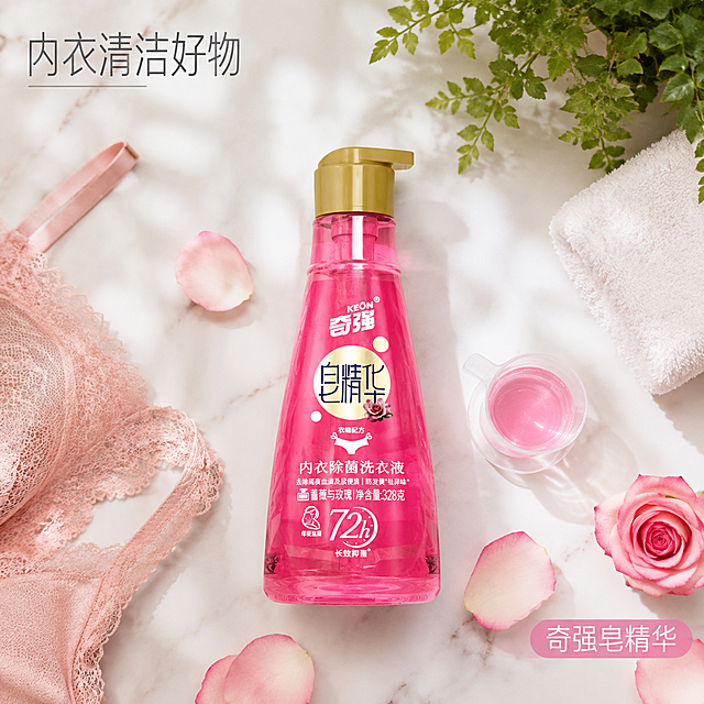 第2张 奇强皂精华内衣洗衣液（蔷薇玫瑰款328g）主图，ins平铺风，俯视浴室场景。使用图1作为商品主体。
ins风，俯视平铺，清新自然，生活美学。
从上往下俯视，洗衣液瓶竖放浅色浴室台面上占30%，外观与输入图一致。周围散落柔软内衣、玫瑰花瓣、量杯、小绿植、毛巾，自然摆拍感。
自然光上方洒下，柔和均匀，生活美学。
背景浅白浴室台面，主色玫粉，辅助色白和绿植，清新浪漫。
左上角标题「内衣清洁好物」深灰细体；右下角小标签「奇强皂精华」。无价格。
1:1方图，4K高清。
负向：变形，错字，模糊，杂乱，水印，价格。