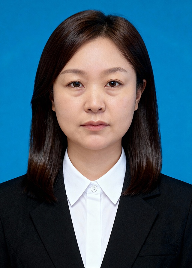 参考第一张图保留人物脸型和发型特征生成证件照标准样式;外穿单粒扣高级黑色V领西装外套,内搭白色方领衬衫扣紧,款式简约干练,无多余装饰,淡妆,发丝柔顺光泽;美颜轻度磨皮,参考第二张图的人物占位和比例,人物居中,平视正面视角,胸部以上的半身像,正视图,纯正面;去除一切饰品,光线均匀柔和,画质清晰,表情自然,头部完整,去除人物之外的所有元素,简约蓝色背景;严格按照第一张图的内容生成｡