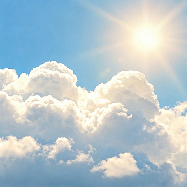 晴空万里，阳光穿透云层，光影交错间尽显清新与柔和。实景感十足的蓝天白云，融合轻拟物风与印象画派笔触，营造出静谧唯美的自然意境。